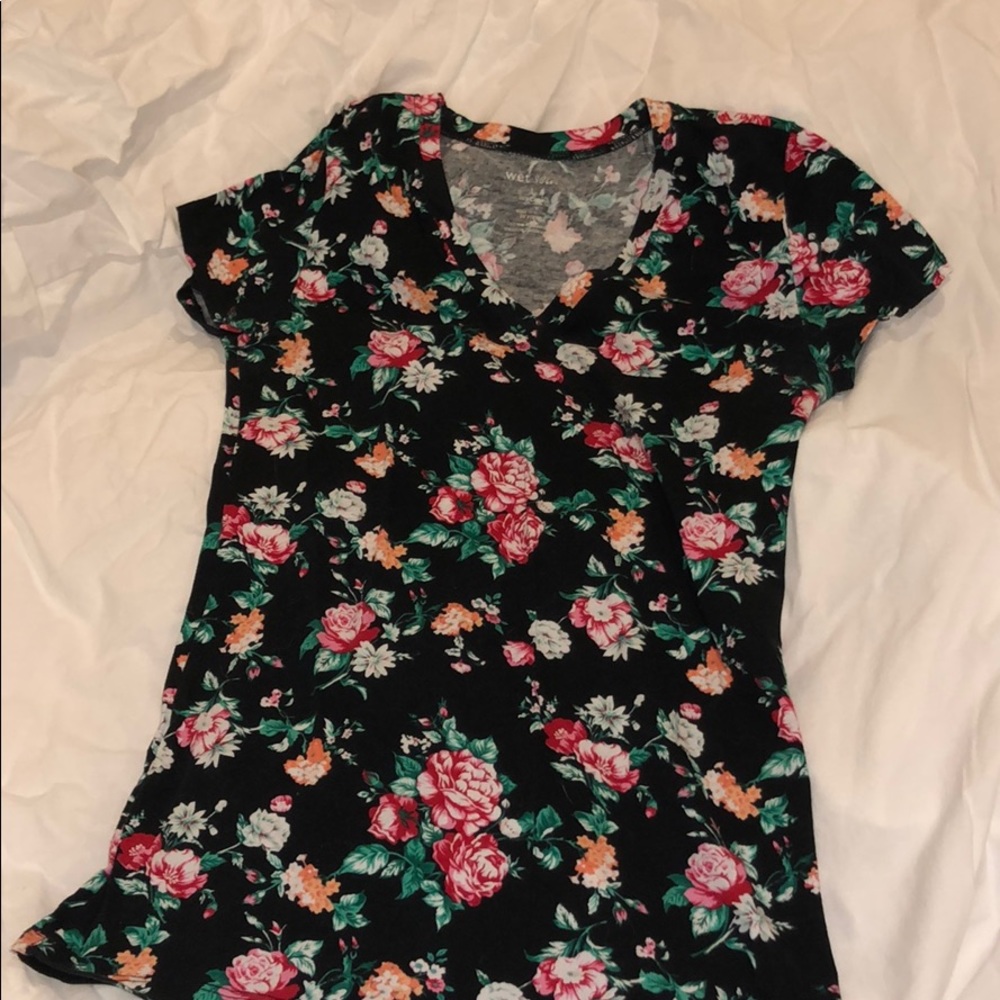 Super cute floral V neck tee!